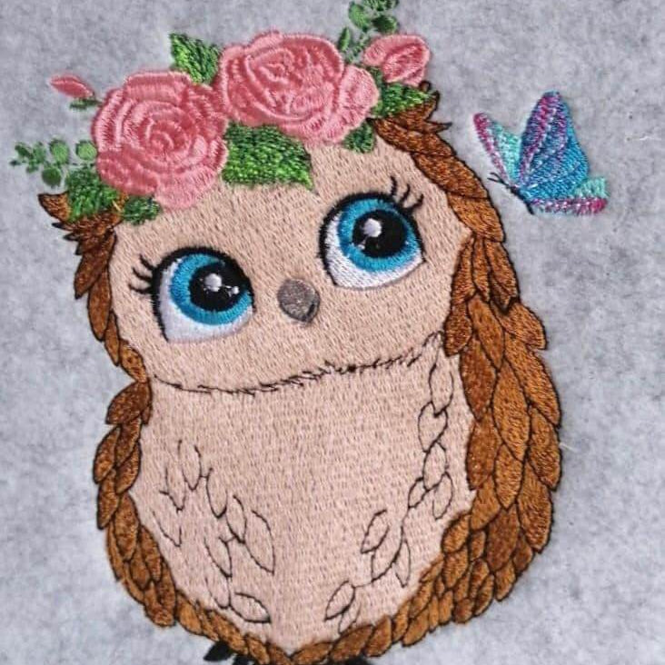 Stickdatei Eule mit Blumen und Schmetterling – niedlich & detailverliebt - Sewando