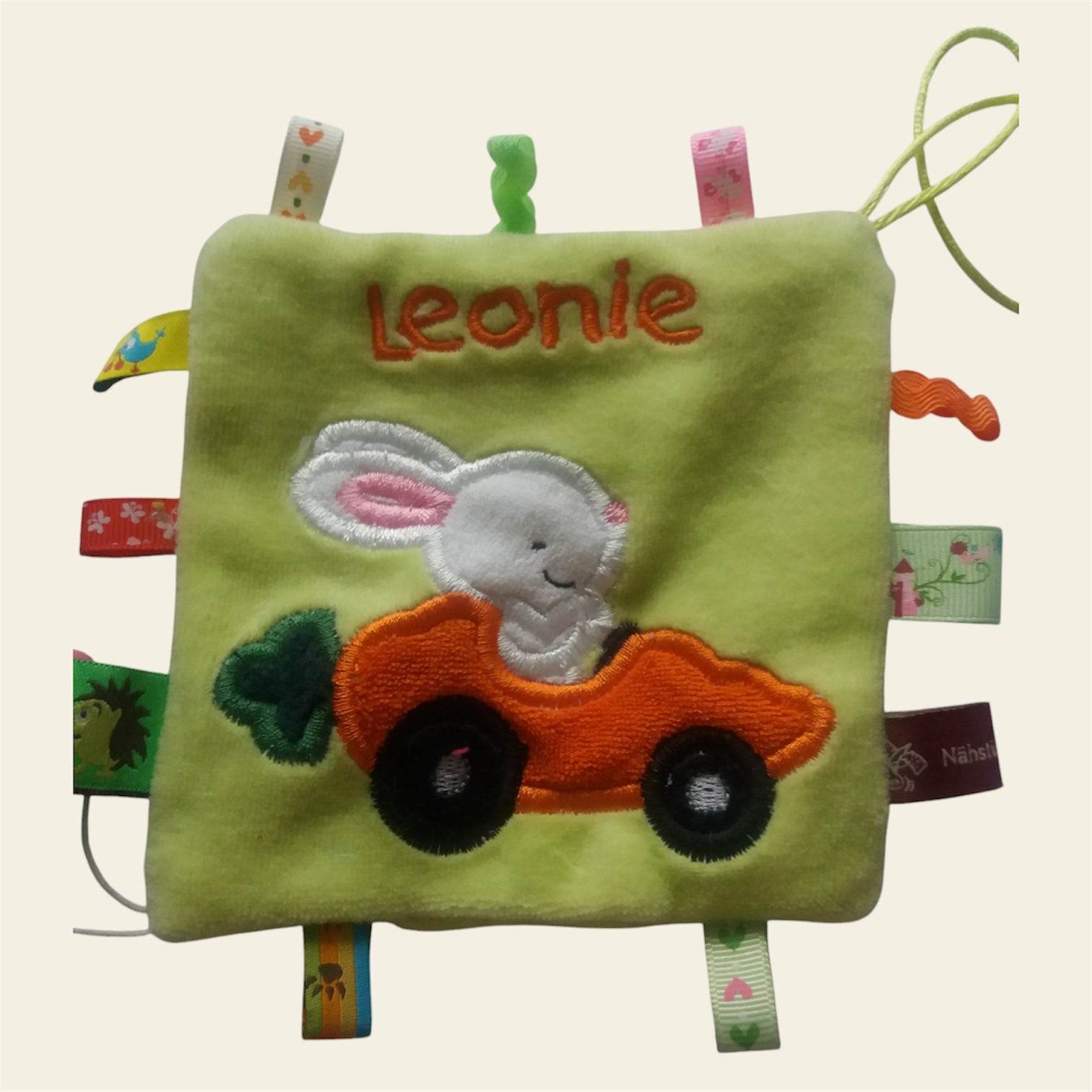 Stickdatei Hase und Küken Applikation 373 Hase im Auto - Sewando