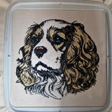 Stickdatei Applikation King Charles "Agatha" - realistisch - FÜR HELLE & DUNKLE STOFFE