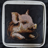 Stickdatei Schweinchen "Nils" - realistisch - FÜR DUNKLE STOFFE