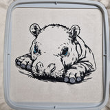 Stickdatei Nilpferd Baby "Eugen" - realistisch - FÜR HELLE STOFFE