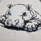 Stickdatei Nilpferd Baby "Eugen" - realistisch - FÜR HELLE STOFFE