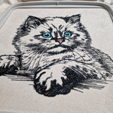 Stickdatei Katze "Cilly" - realistisch - FÜR HELLE STOFFE