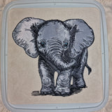 Stickdatei Applikation Elefant Baby "Rosy" - realistisch - FÜR HELLE & DUNKLE STOFFE