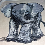 Stickdatei Applikation Elefant Baby "Rosy" - realistisch - FÜR HELLE & DUNKLE STOFFE