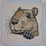 Stickdatei Applikation Capybara "Teddy" - realistisch - FÜR HELLE & DUNKLE STOFFE