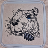 Stickdatei - WENIGER STICHE - Capybara "Teddy" LIGHT - realistisch - FÜR HELLE STOFFE