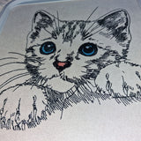 WENIGER STICHE - Stickdatei Katze "Zora" - LIGHT - für helle Stoffe
