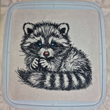 Stickdatei -  Waschbär "Paddy" - Für helle Stoffe