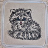 WENIGER STICHE - Stickdatei Waschbär "Paddy" - LIGHT - für helle Stoffe