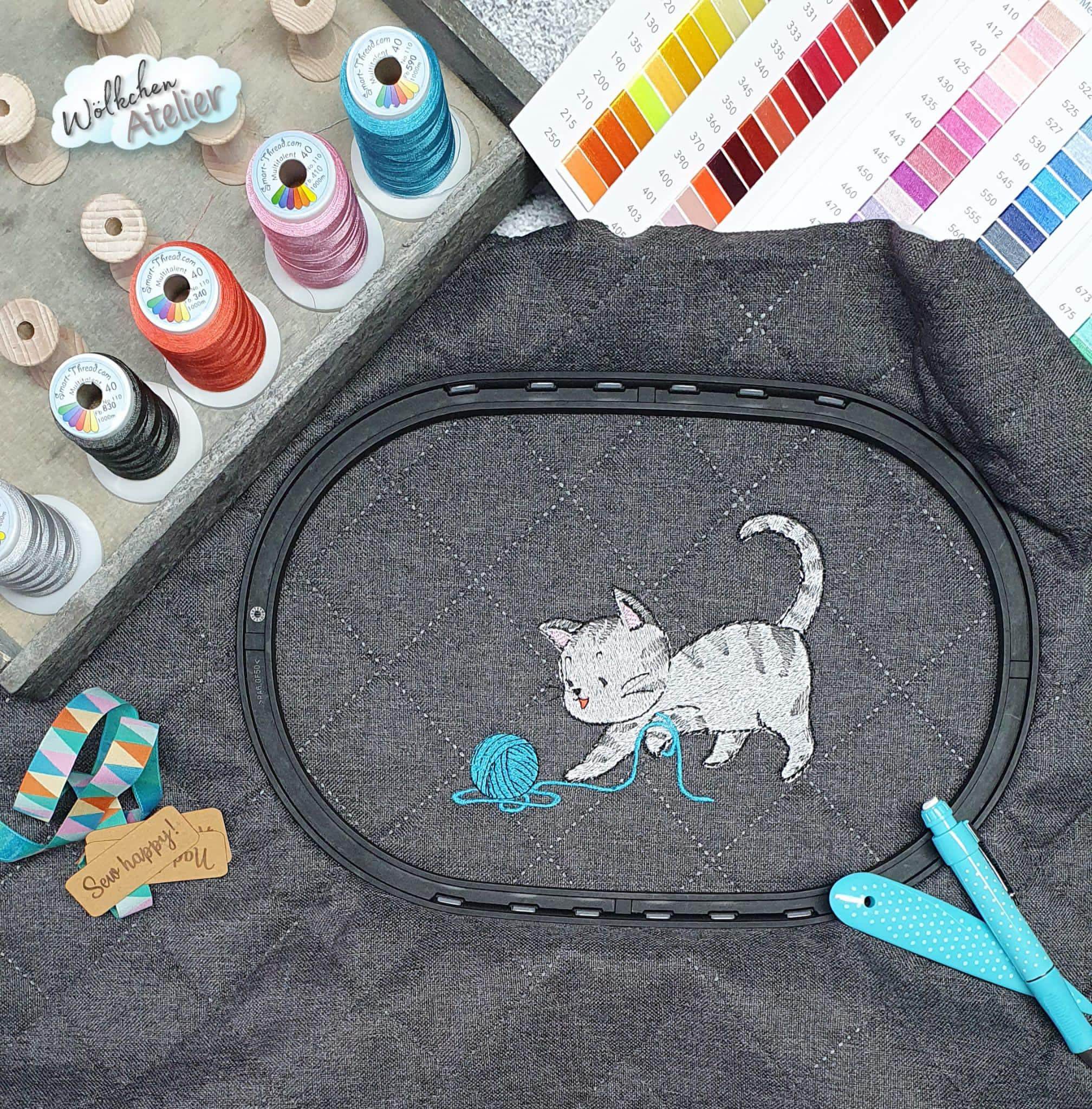 Stickdatei spielende Katze mit Wollknäuel – süßes Motiv für Kinder und Tierfreunde - Sewando