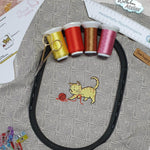 Stickdatei spielende Katze mit Wollknäuel – süßes Motiv für Kinder und Tierfreunde - Sewando