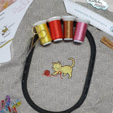 Stickdatei spielende Katze mit Wollknäuel – süßes Motiv für Kinder und Tierfreunde - Sewando