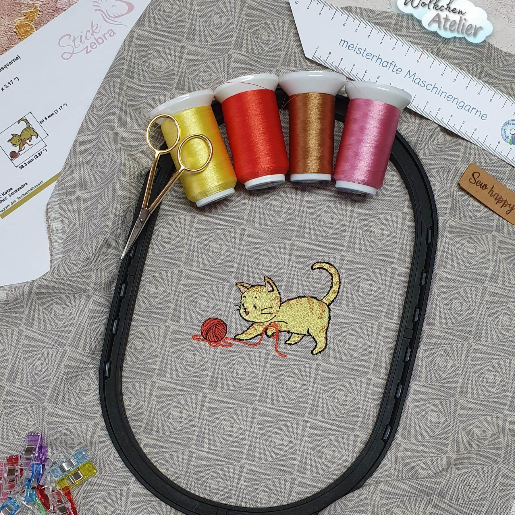 Stickdatei spielende Katze mit Wollknäuel – süßes Motiv für Kinder und Tierfreunde - Sewando