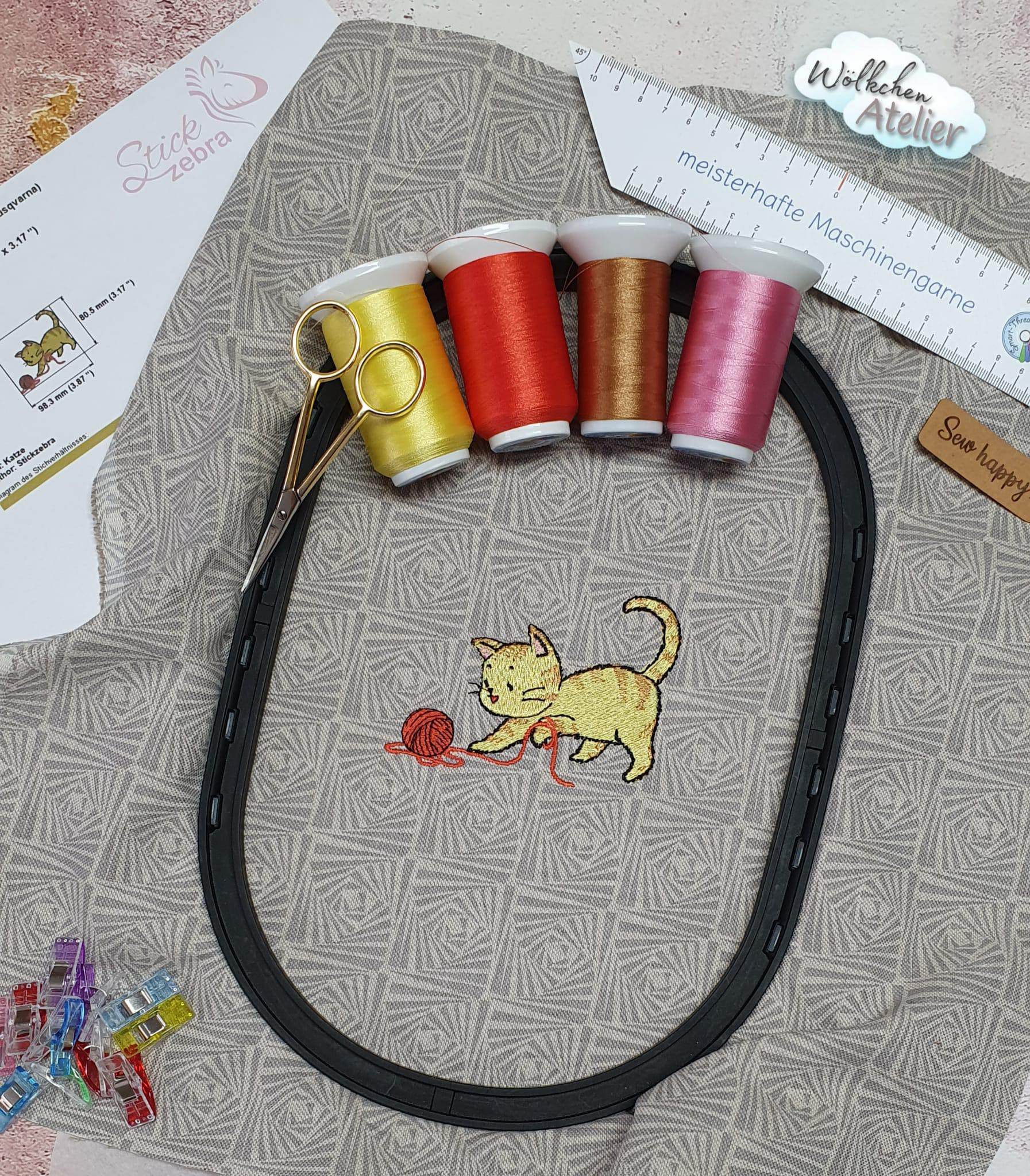 Stickdatei spielende Katze mit Wollknäuel – süßes Motiv für Kinder und Tierfreunde - Sewando