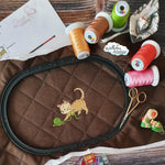 Stickdatei spielende Katze mit Wollknäuel – süßes Motiv für Kinder und Tierfreunde - Sewando
