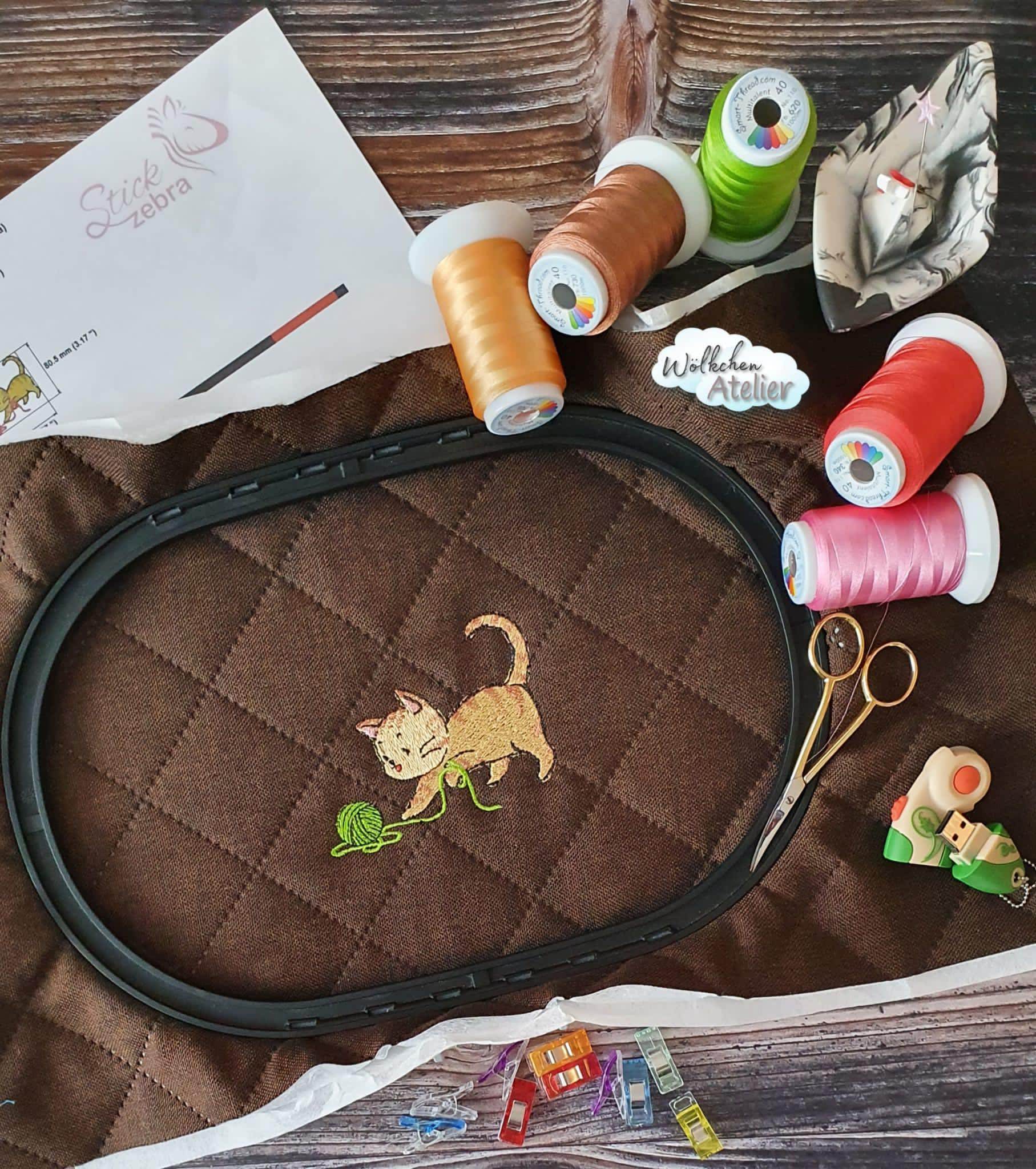 Stickdatei spielende Katze mit Wollknäuel – süßes Motiv für Kinder und Tierfreunde - Sewando