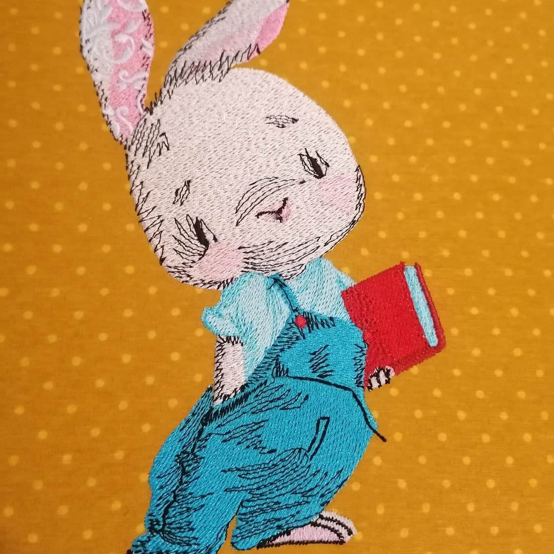 Stickdatei Hase mit Buch – süßes Motiv für Kinder & Schulanfang - Sewando