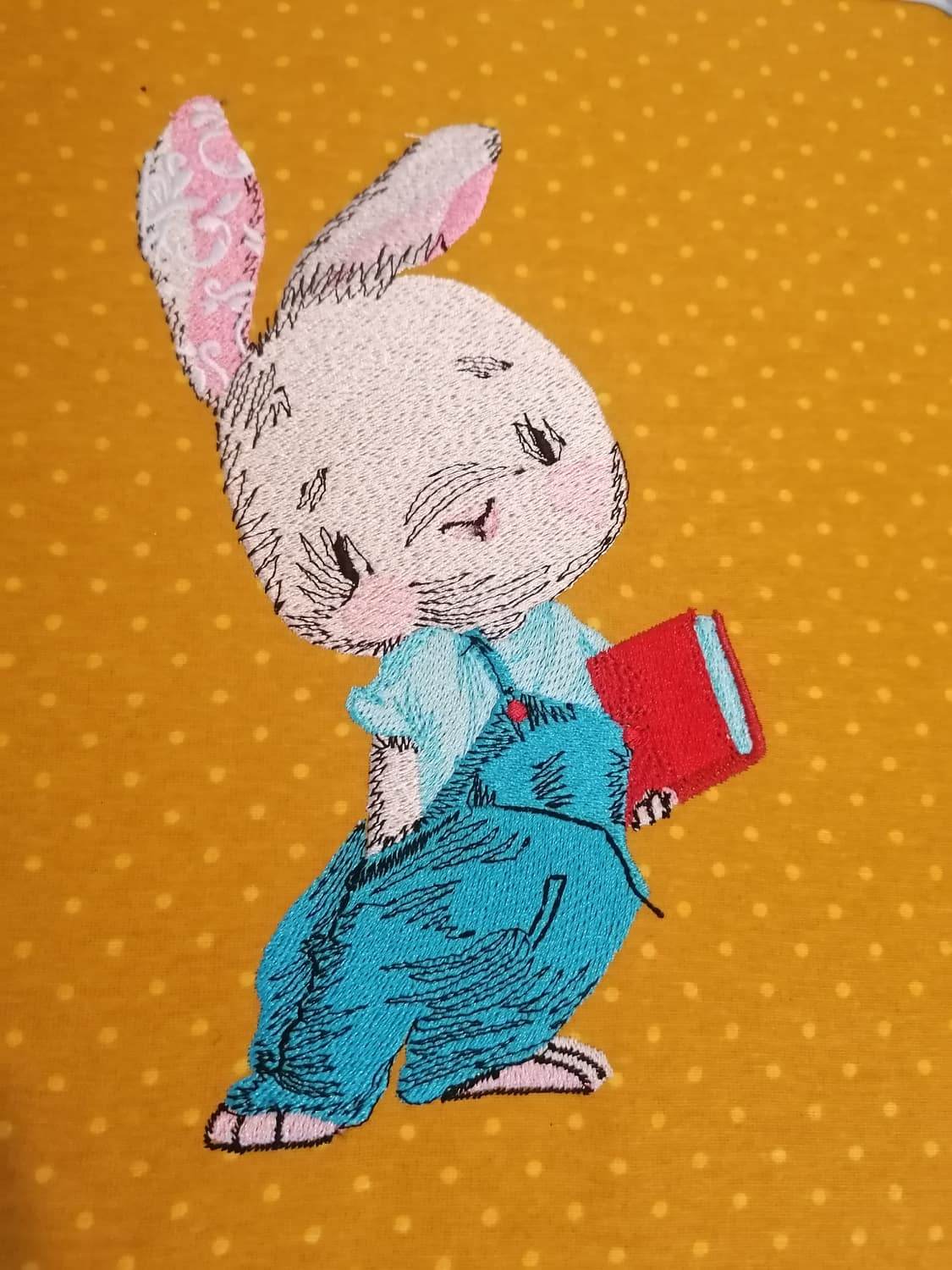 Stickdatei Hase mit Buch – süßes Motiv für Kinder & Schulanfang - Sewando
