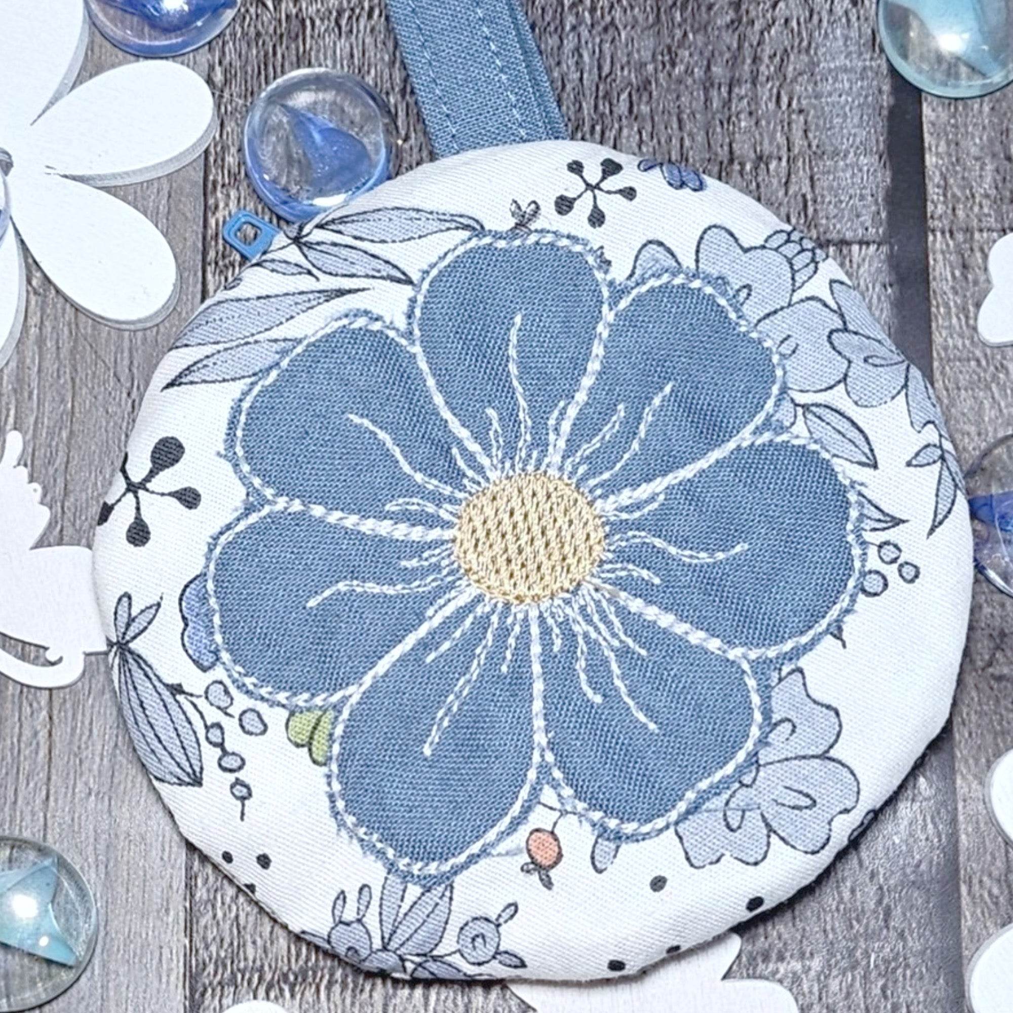Stickdatei Tasche 10x10 mit Blume, ITH Mini Zip Bag Flower 1 - Sewando