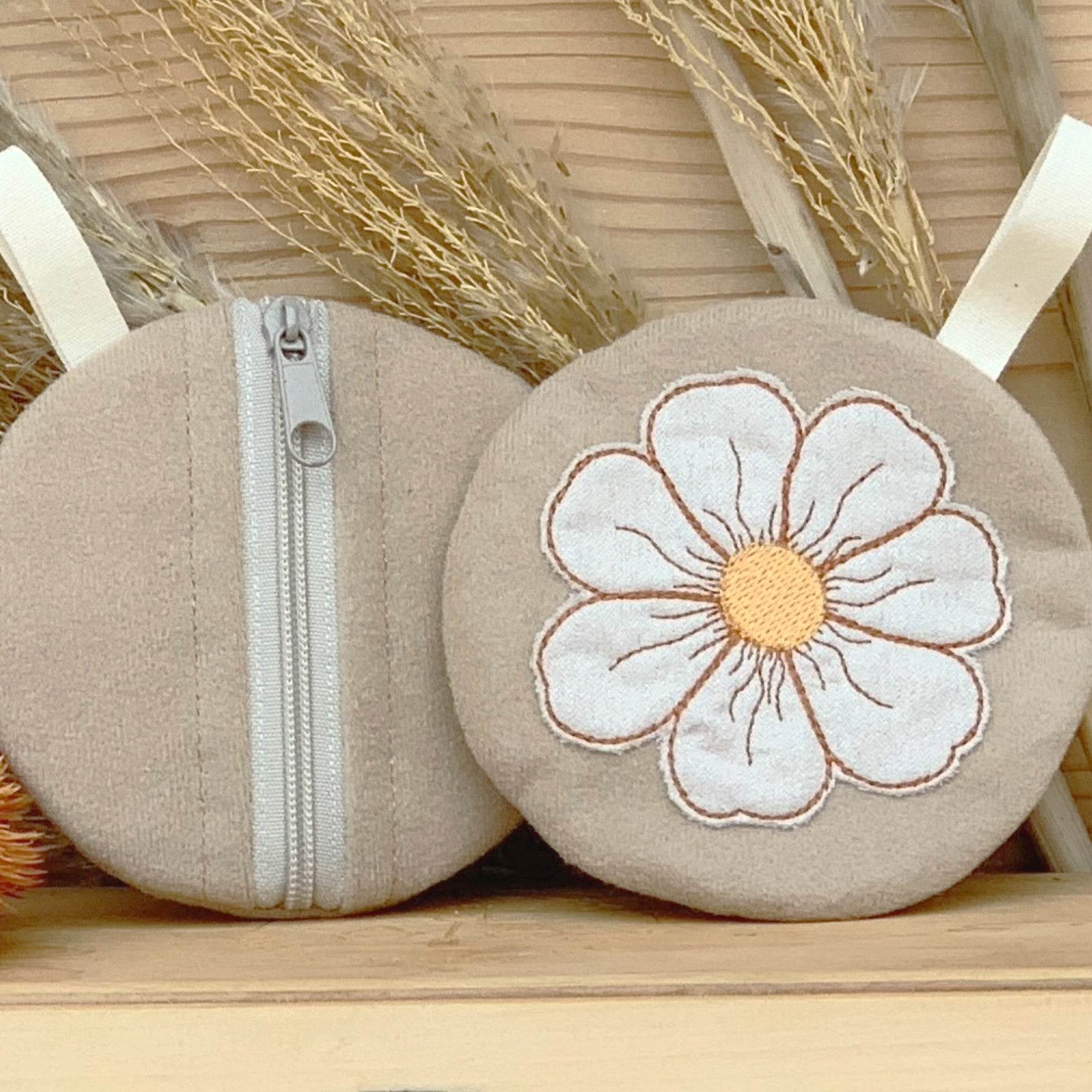 Stickdatei Tasche 10x10 mit Blume, ITH Mini Zip Bag Flower 1 - Sewando