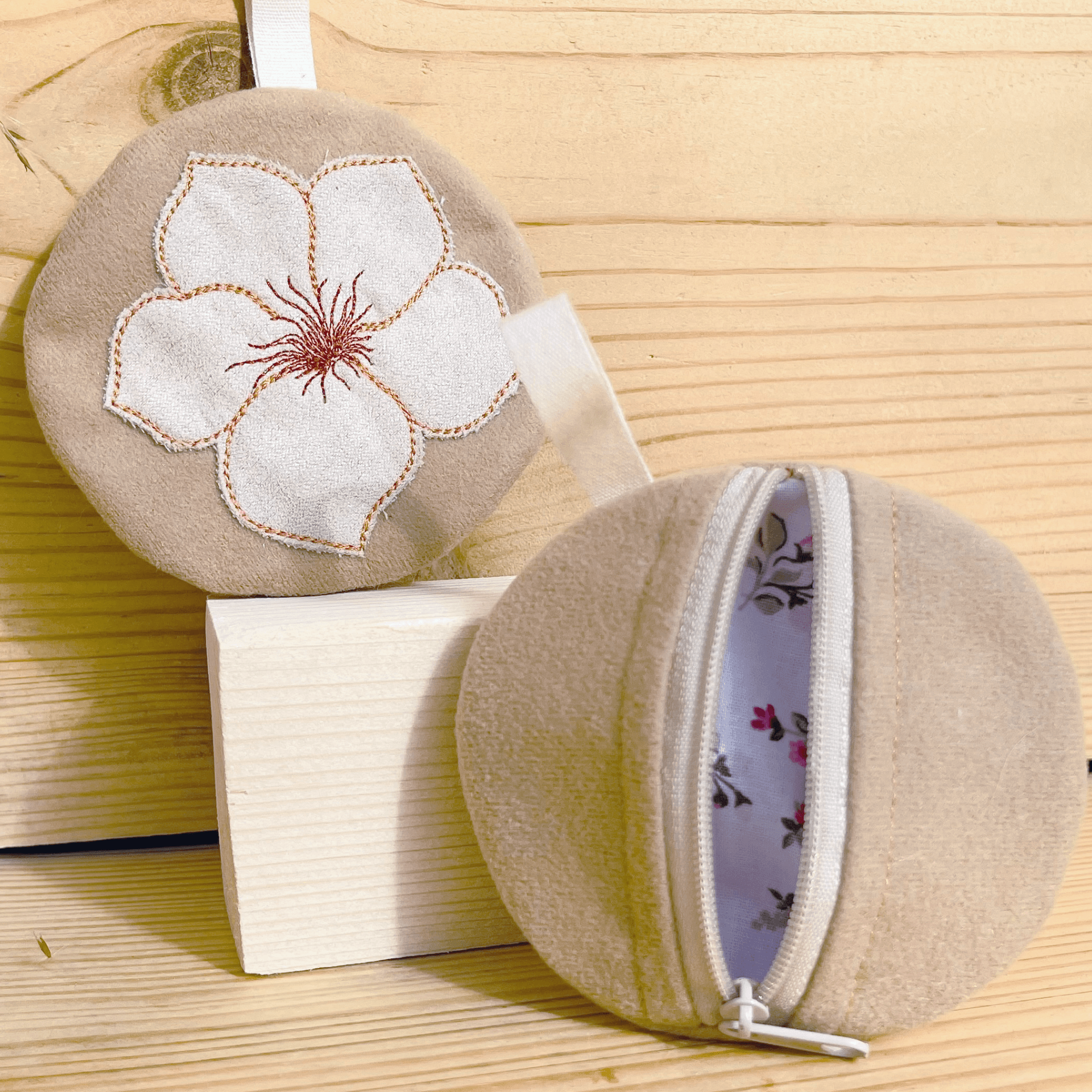 Stickdatei Tasche 10x10 mit Blume, ITH Mini Zip Bag Flower 2 - Sewando