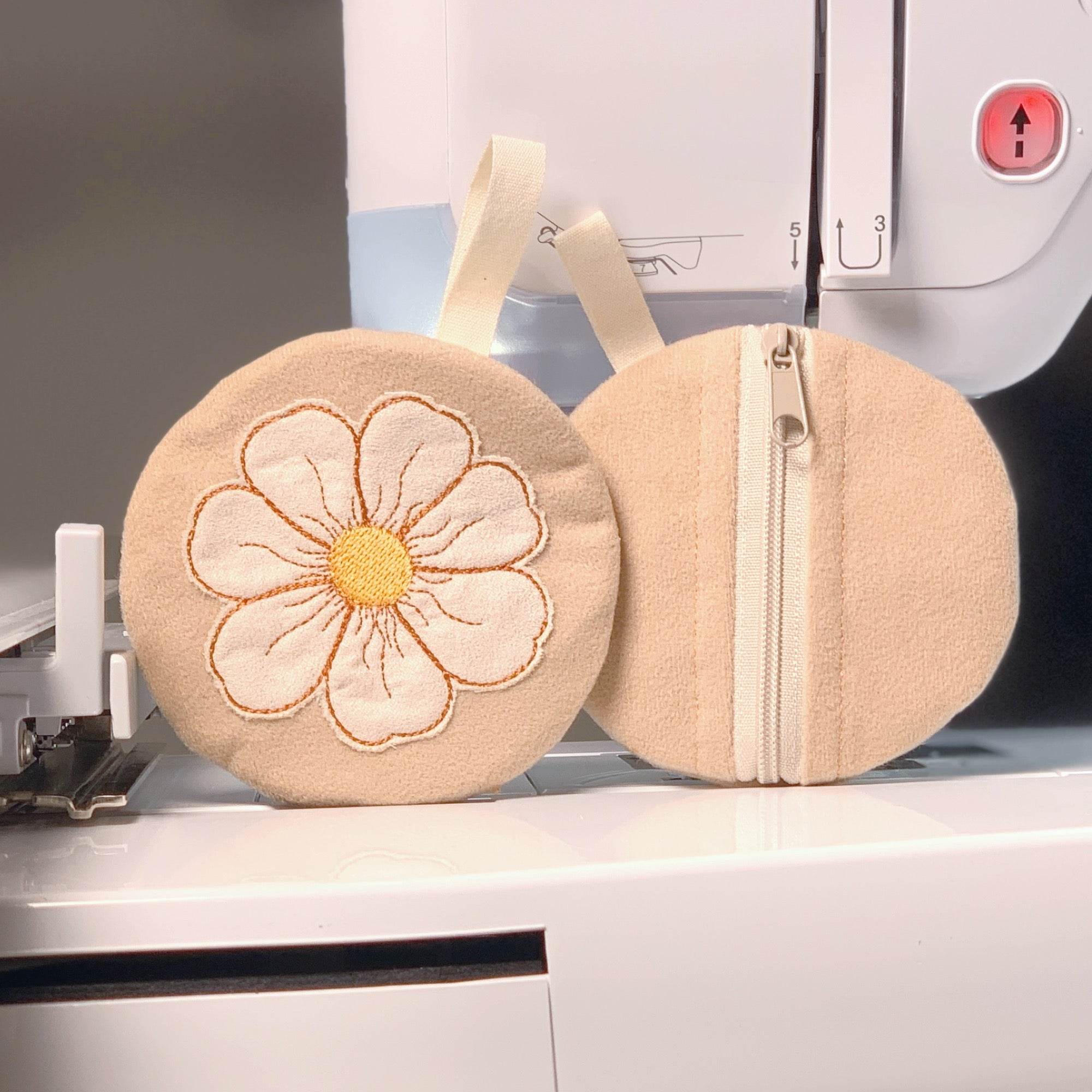 Stickdatei Tasche 10x10 mit Blume, ITH Mini Zip Bag Flower 1 - Sewando