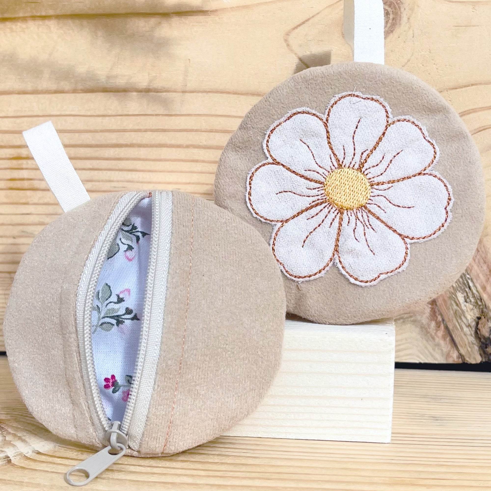 Stickdatei Tasche 10x10 mit Blume, ITH Mini Zip Bag Flower 1 - Sewando