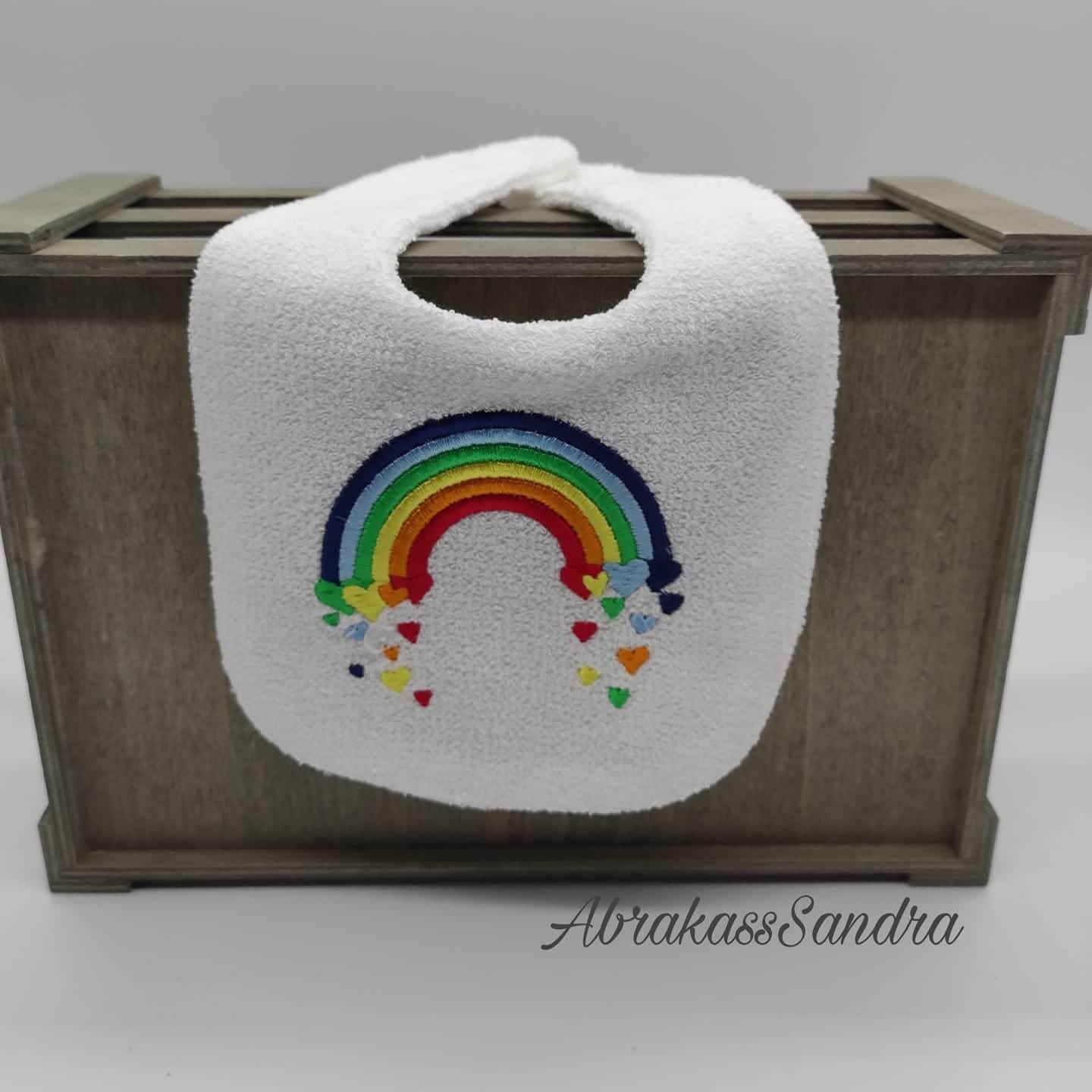 Stickdatei Regenbogen mit Herzen – farbenfrohes Symbol für Liebe & Vielfalt - Sewando