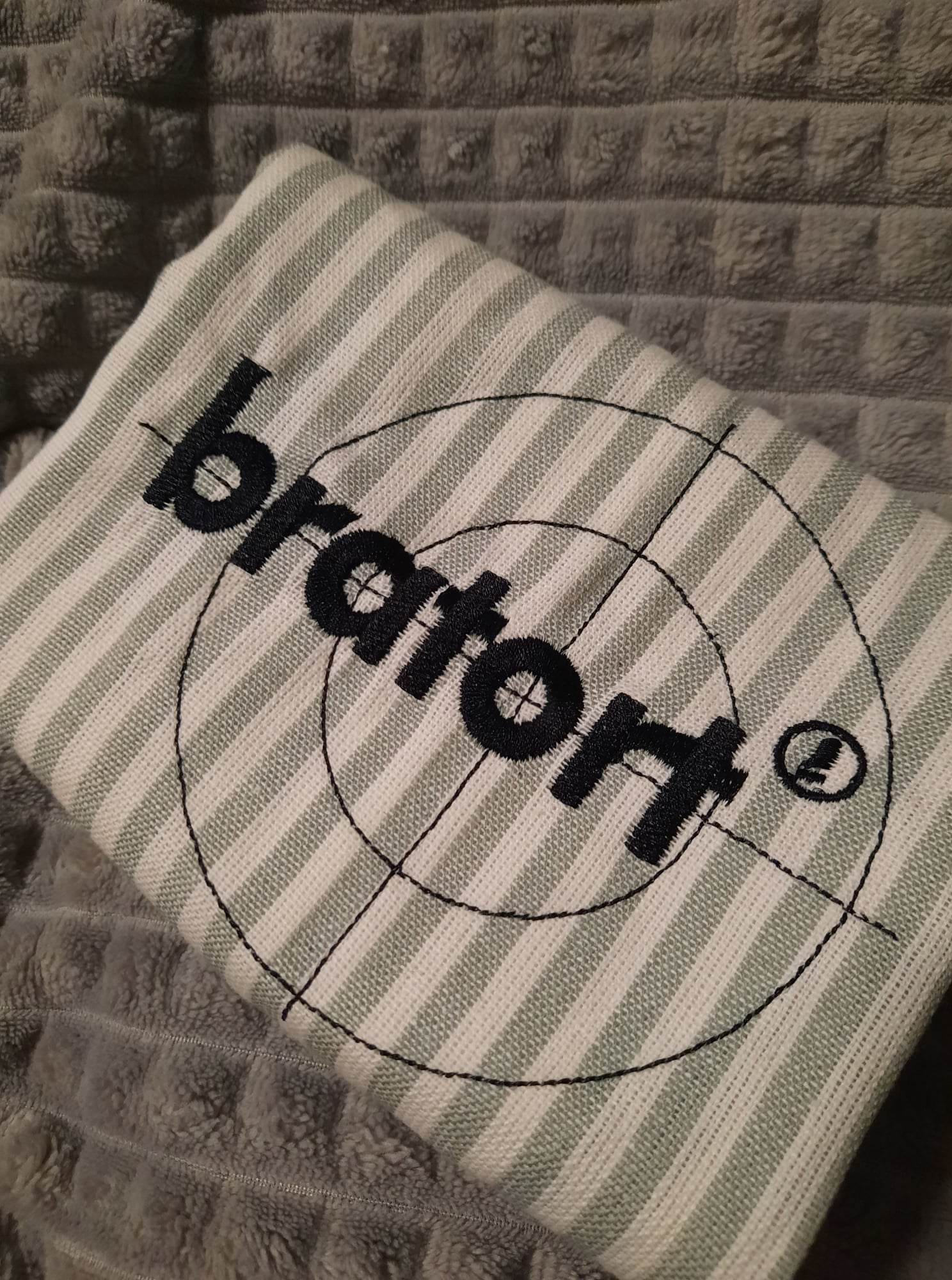 Stickdatei - Bratort - Motiv für Schürzen, Geschirrtücher etc. - Sewando