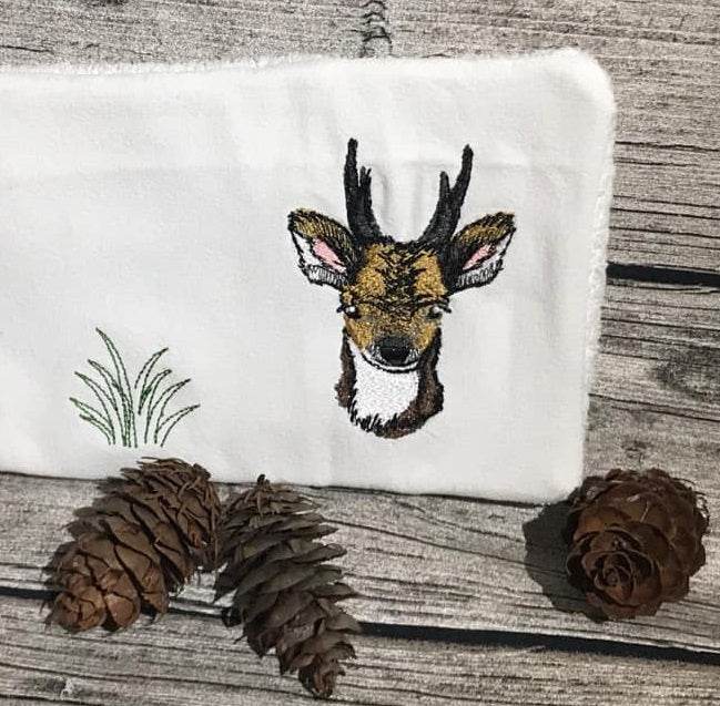 Reh Stickdatei – liebevolles Waldbewohner-Motiv für Kleidung & Geschenke - Sewando