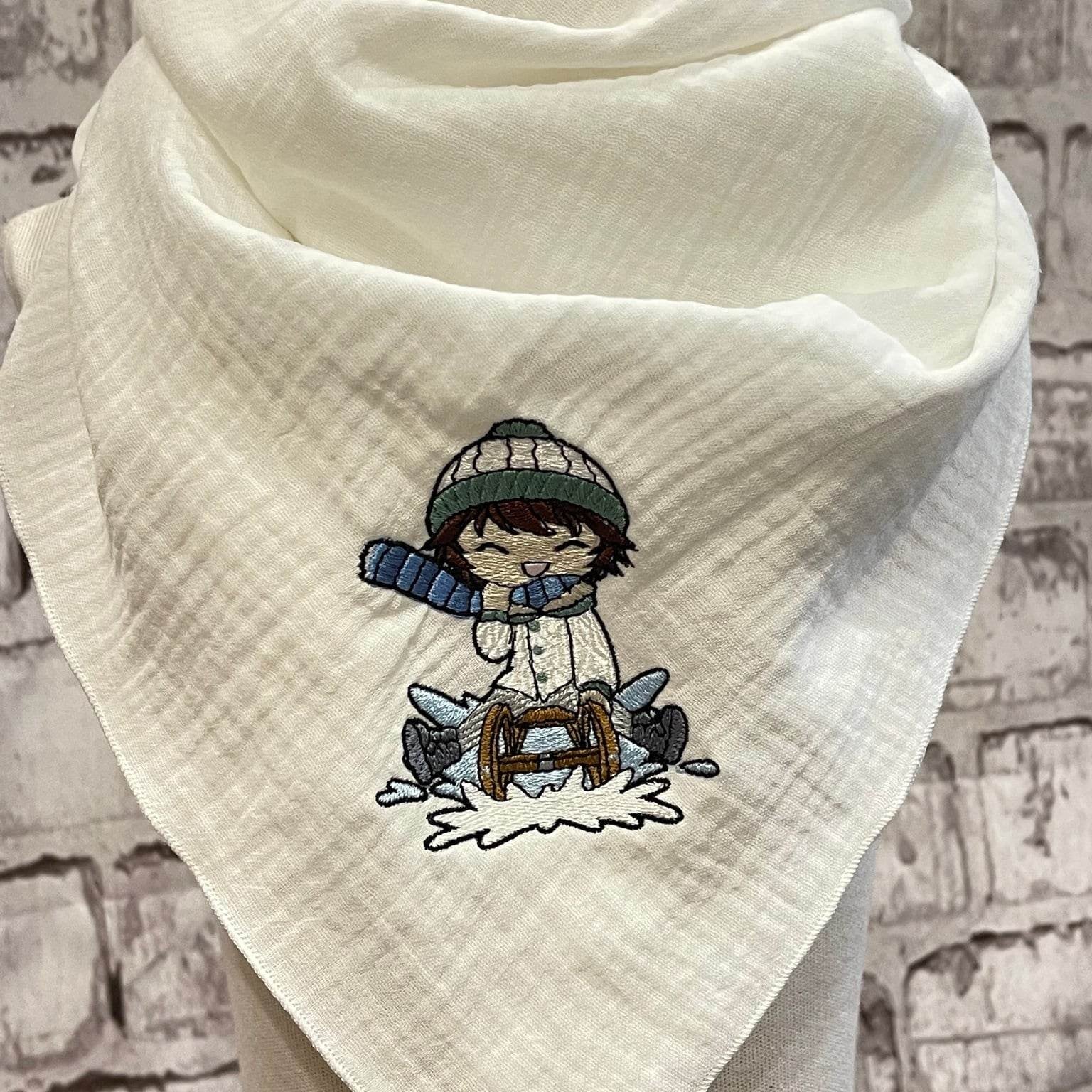 Schlittenjunge Stickdatei – fröhliches Wintermotiv für Kinder & Deko - Sewando