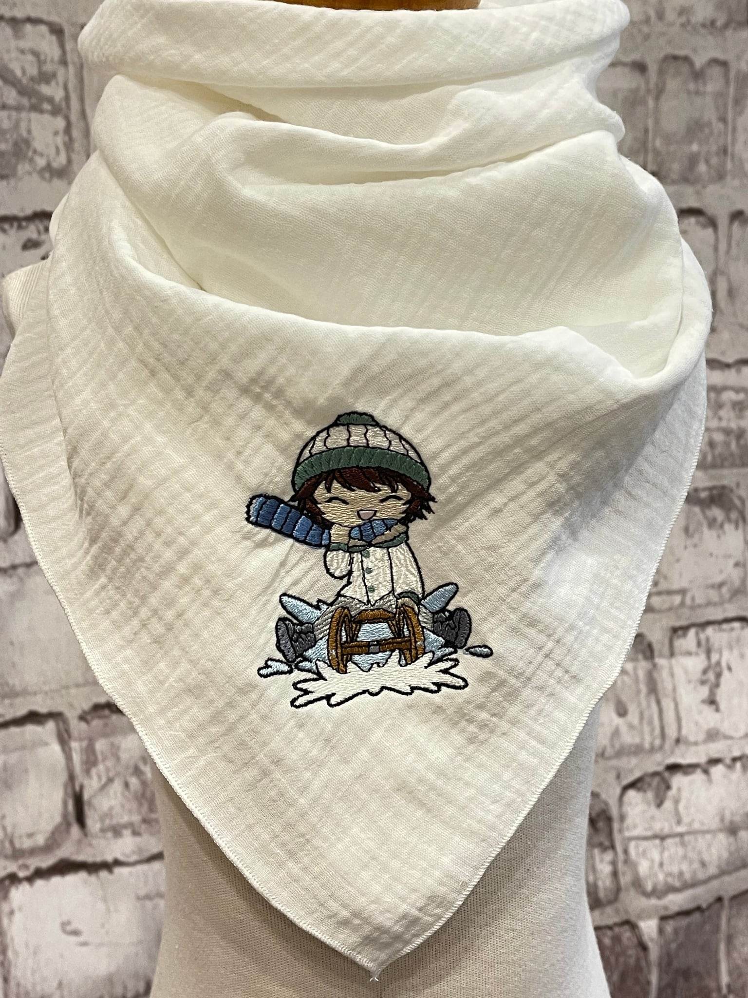 Schlittenjunge Stickdatei – fröhliches Wintermotiv für Kinder & Deko - Sewando