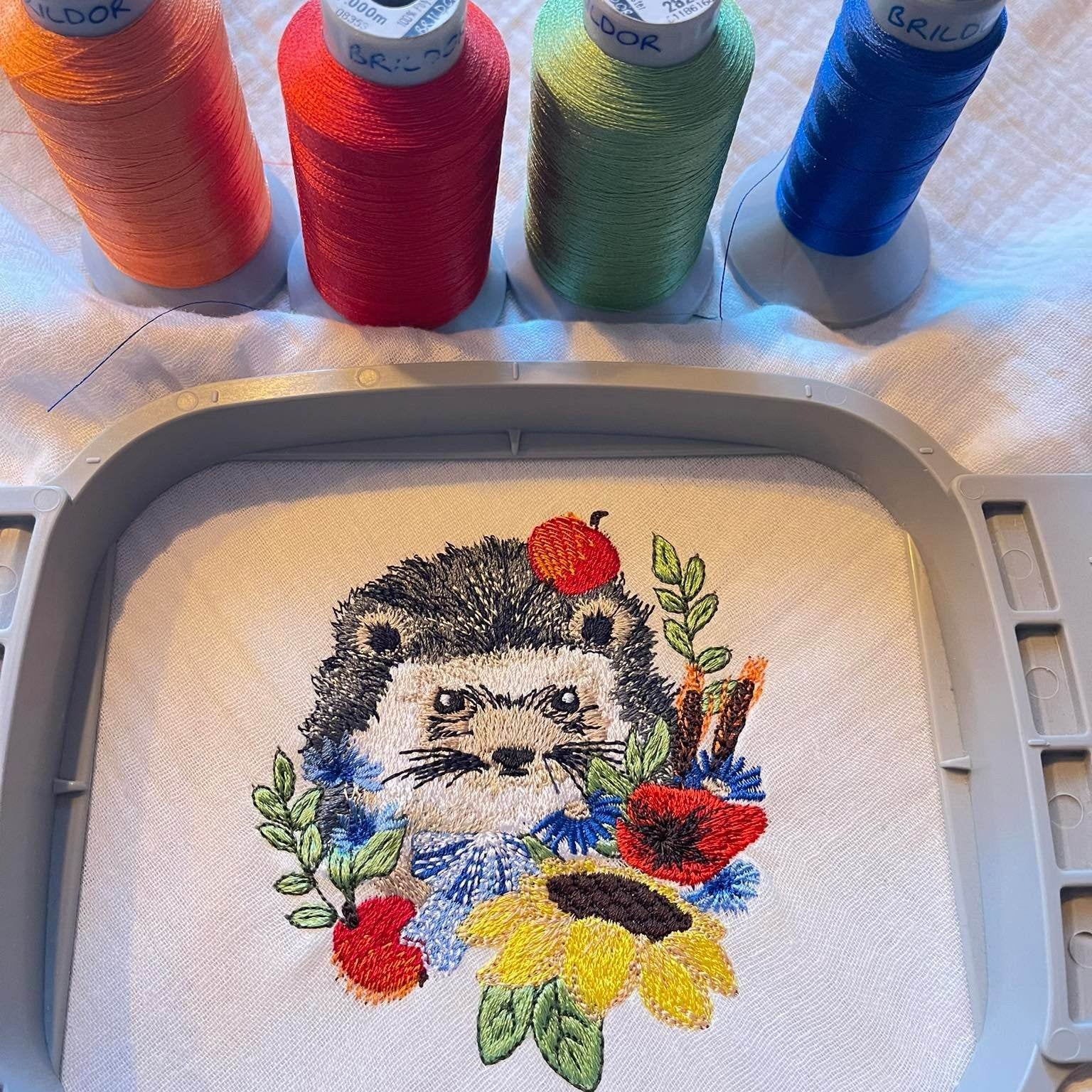 Igel Stickdatei – herbstliches Tiermotiv für Deko & Geschenke - Sewando