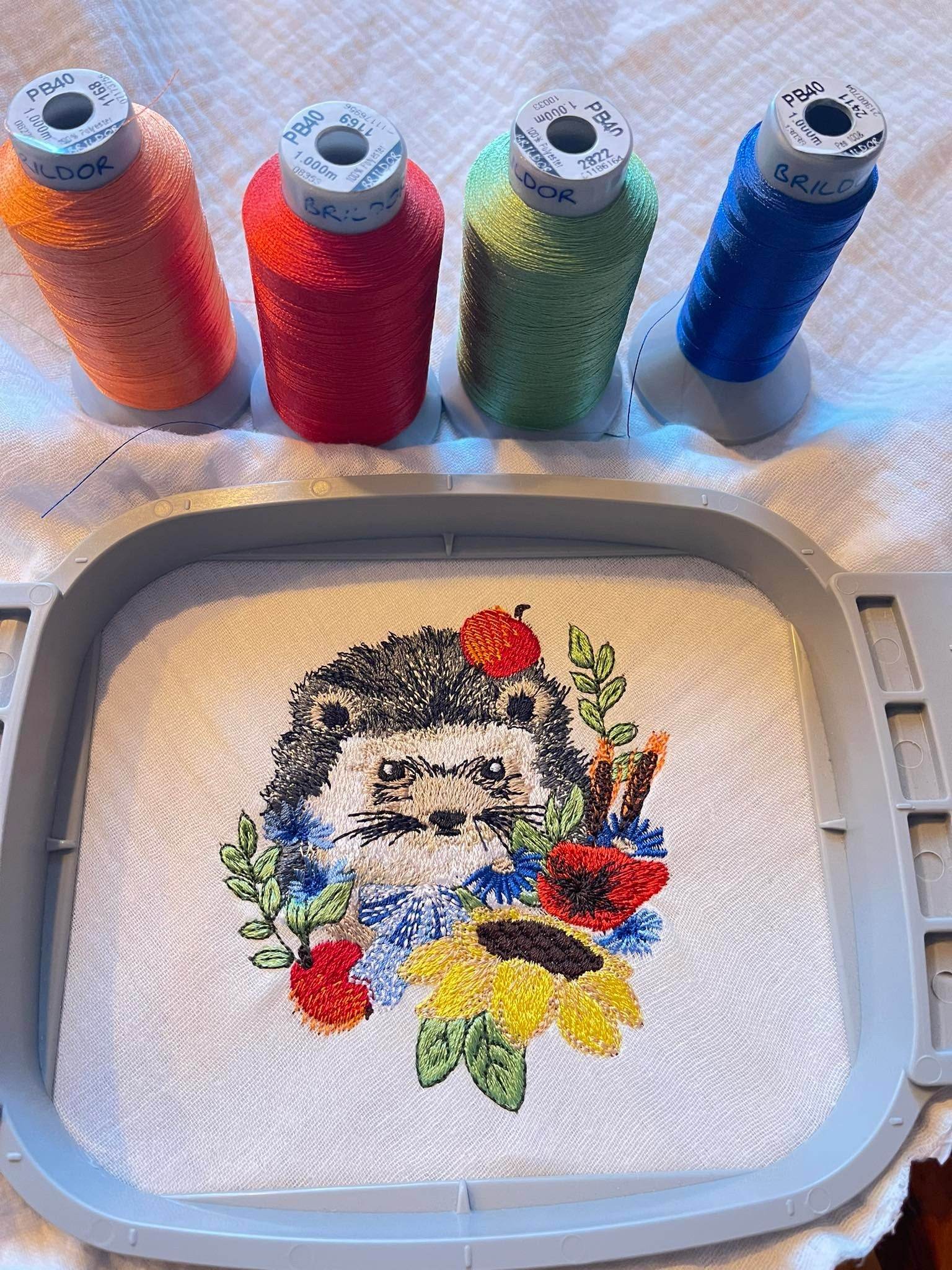Igel Stickdatei – herbstliches Tiermotiv für Deko & Geschenke - Sewando