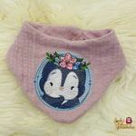 Pinguin mit Blumen Stickdatei – fröhliches Motiv für Kinderkleidung & Geschenke - Sewando