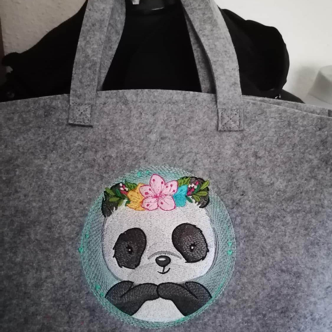 Panda Stickdatei – niedliches Tiermotiv für Kleidung & Kinderzimmer - Sewando