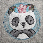 Panda Stickdatei – niedliches Tiermotiv für Kleidung & Kinderzimmer - Sewando