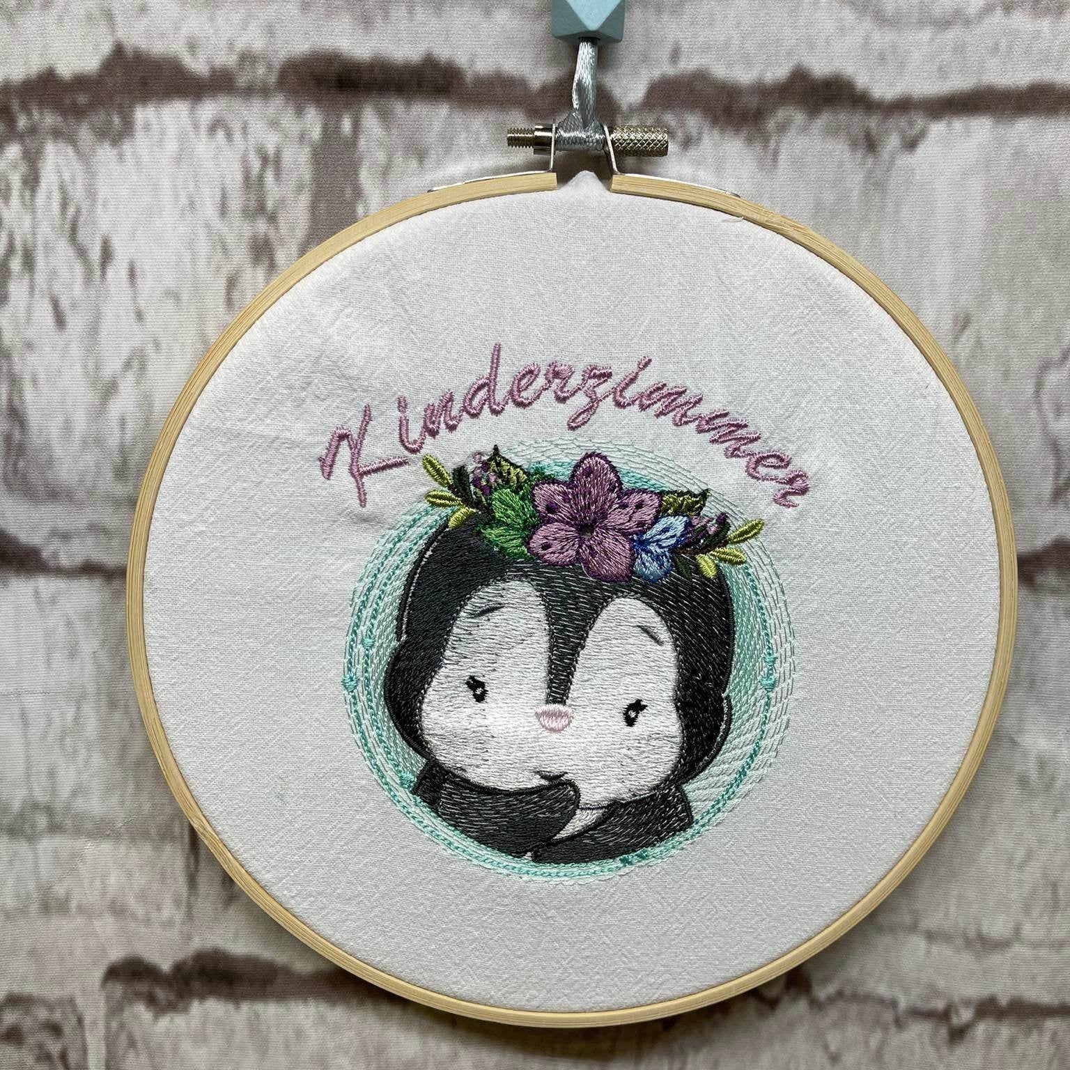 Pinguin mit Blumen Stickdatei – fröhliches Motiv für Kinderkleidung & Geschenke - Sewando