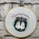 Pinguin mit Blumen Stickdatei – fröhliches Motiv für Kinderkleidung & Geschenke - Sewando