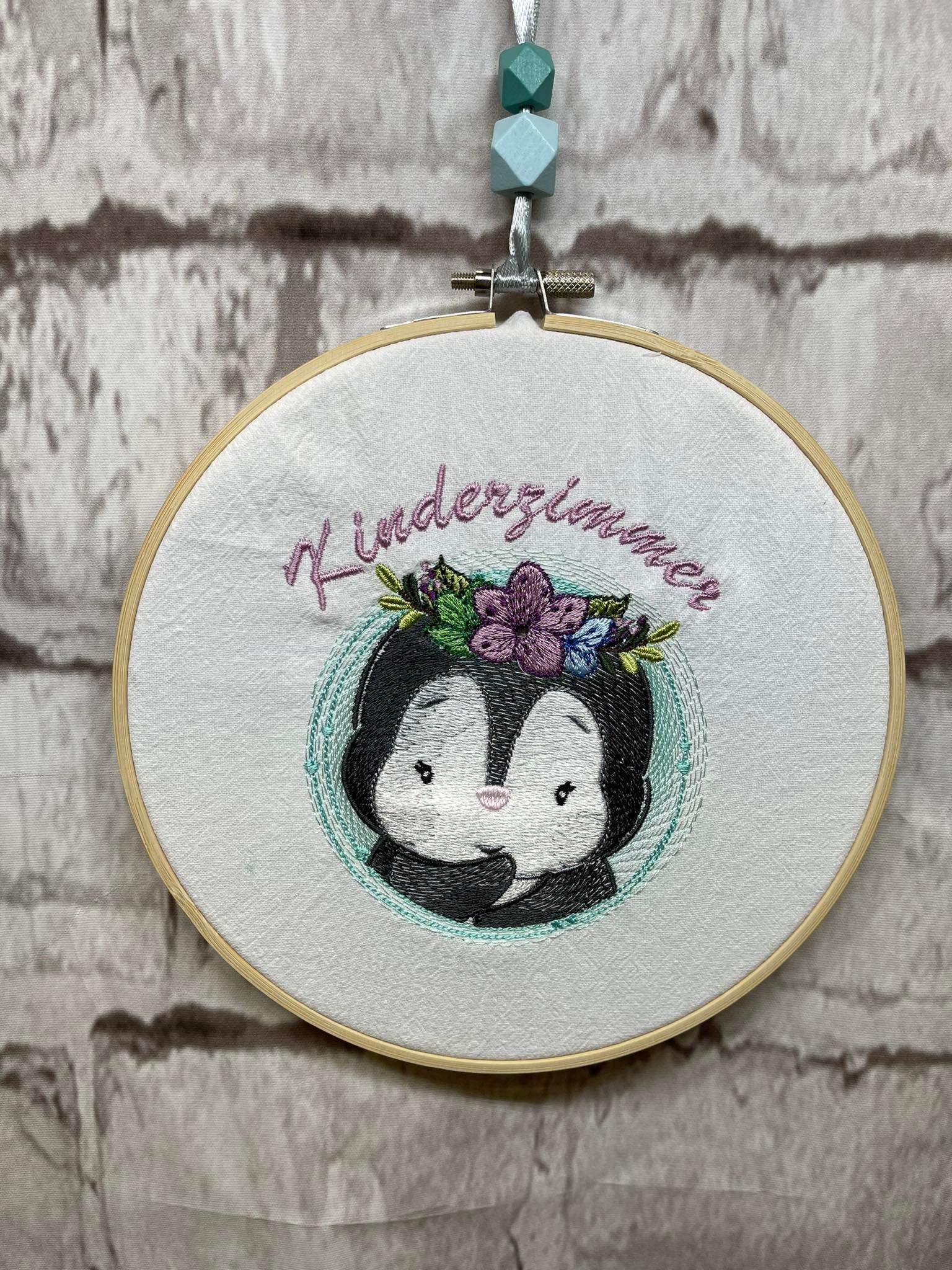 Pinguin mit Blumen Stickdatei – fröhliches Motiv für Kinderkleidung & Geschenke - Sewando