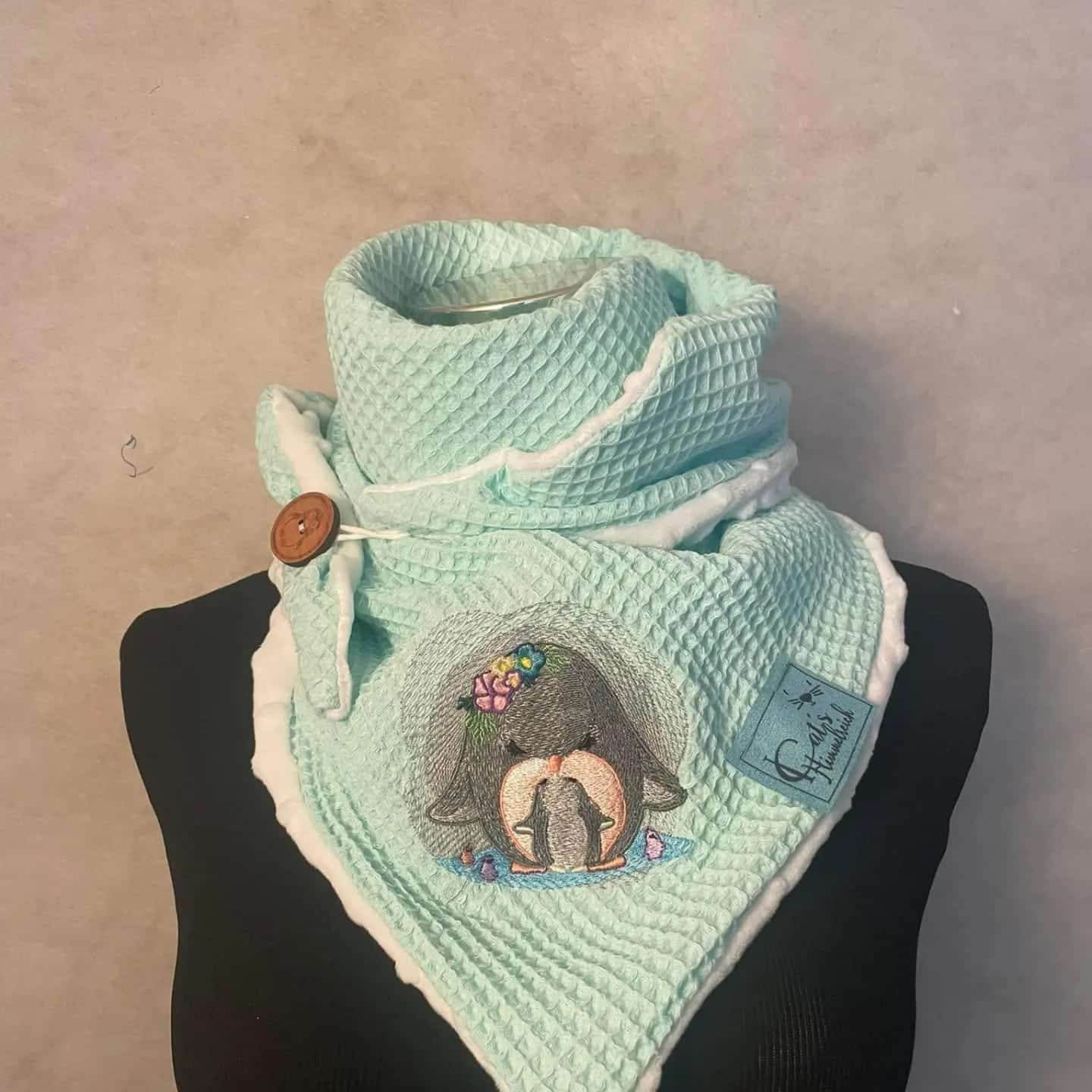 Pinguinmama mit Baby Stickdatei – liebevolles Motiv für Geschenke & Kinderzimmer - Sewando