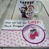 Stickdatei - Mugrug "Hier bin ich der Chef"