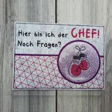 Stickdatei - Mugrug "Hier bin ich der Chef"