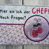 Stickdatei - Mugrug "Hier bin ich der Chef"