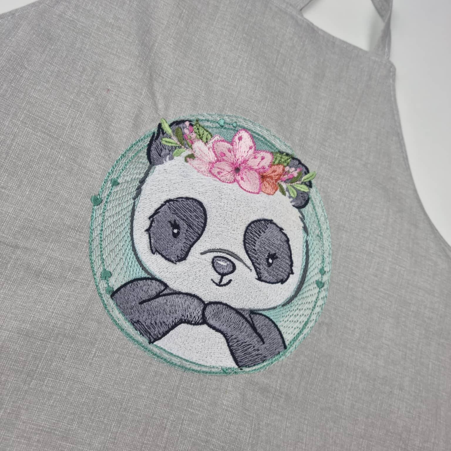 Panda Stickdatei – niedliches Tiermotiv für Kleidung & Kinderzimmer - Sewando