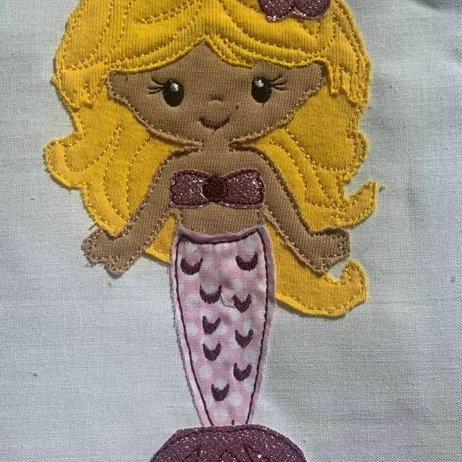 Stickdatei Doodle Meerjungfrau mit Blume, Applikation Set 738 / 4 - Sewando