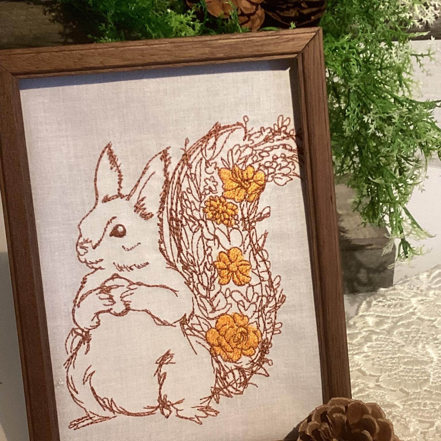 Eichhörnchen Stickdatei – florales Waldmotiv für kreative Naturprojekte - Sewando