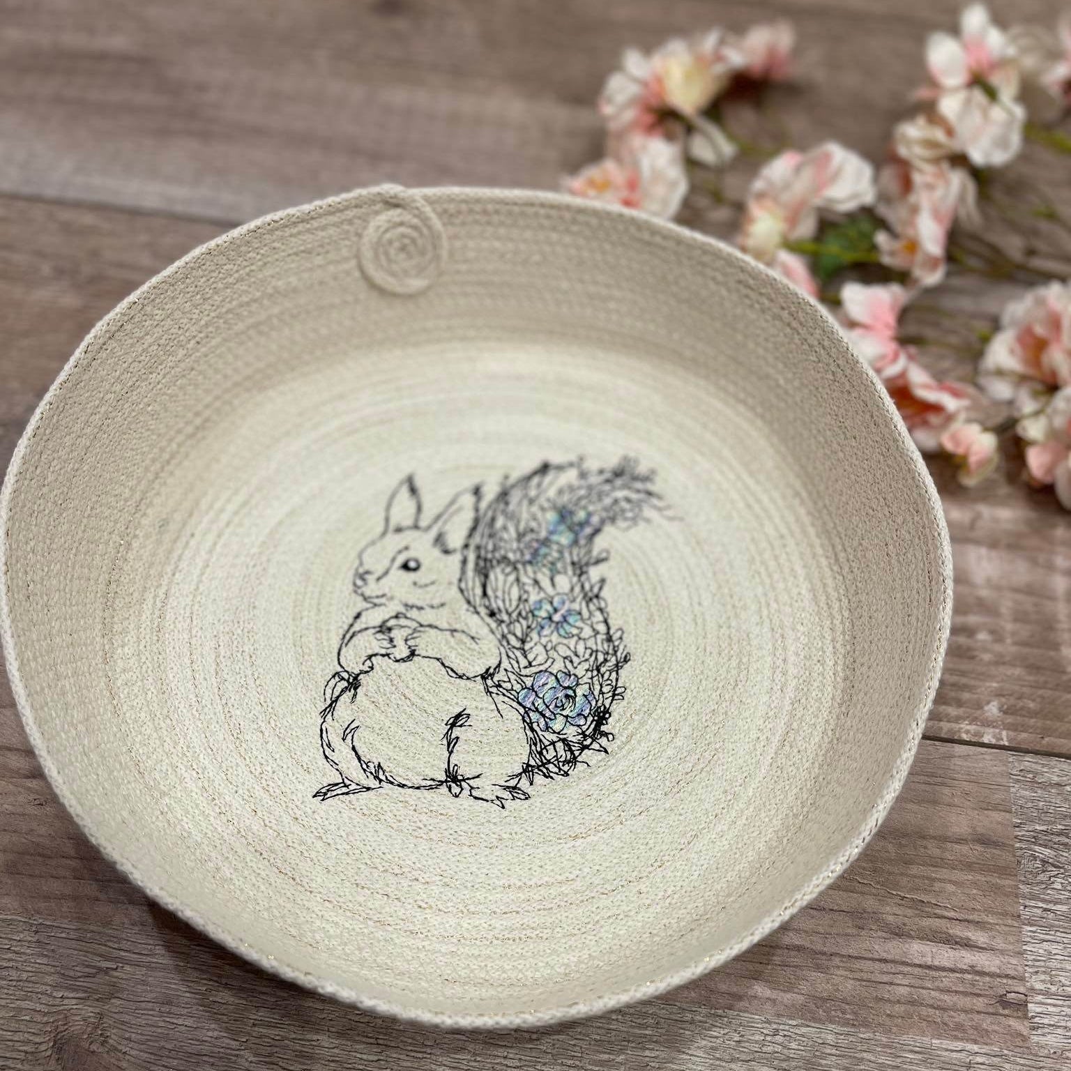 Eichhörnchen Stickdatei – florales Waldmotiv für kreative Naturprojekte - Sewando