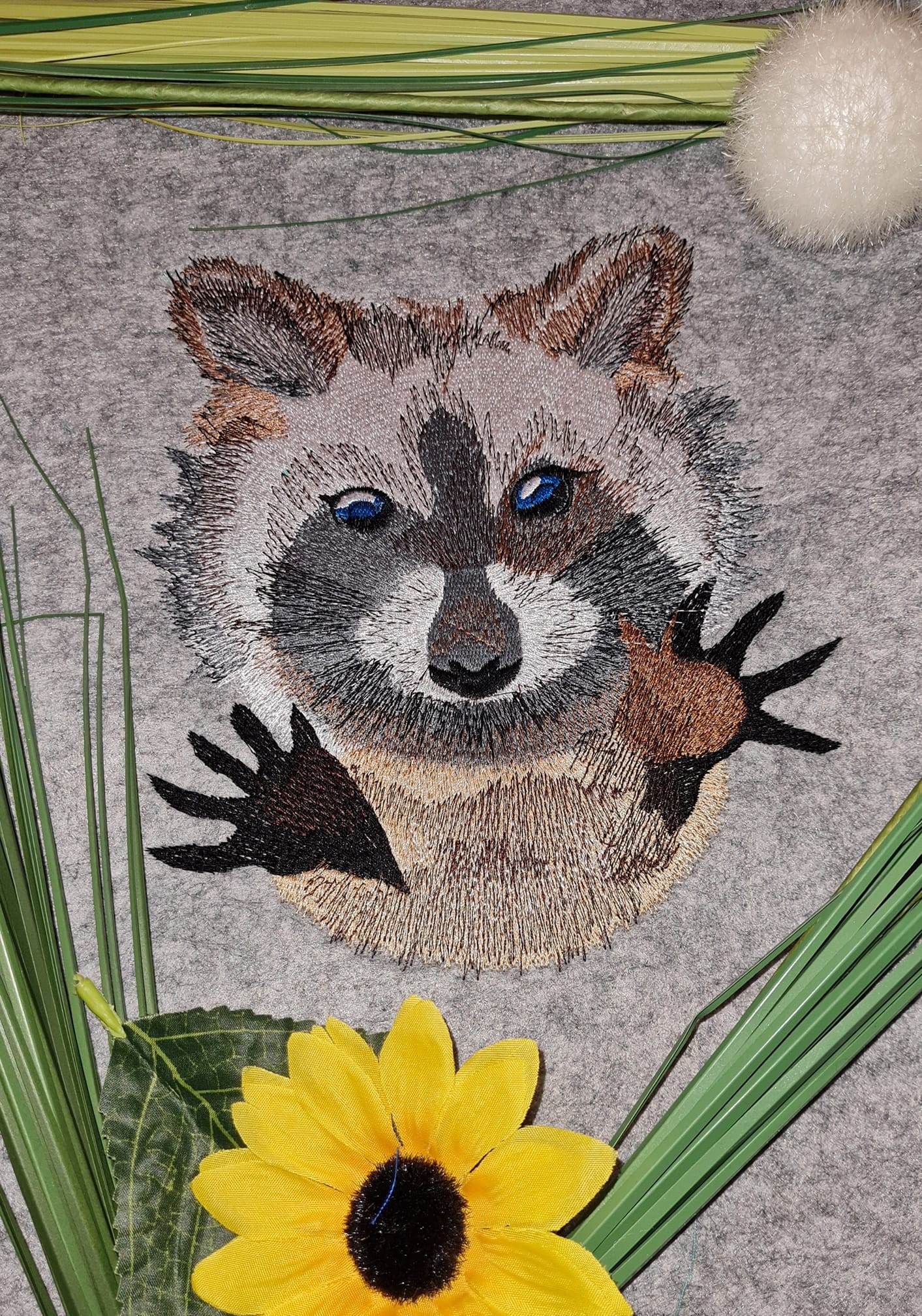 Waschbär Stickdatei – freches Tiermotiv für Kleidung & kreative Geschenkideen - Sewando